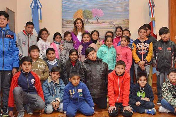 Alumnos de Pampa de los Guanacos visitaron  a la gobernadora