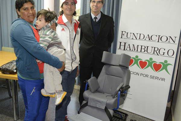 Hamburgo entregoacute una silla de ruedas a un nene de 3 antildeos