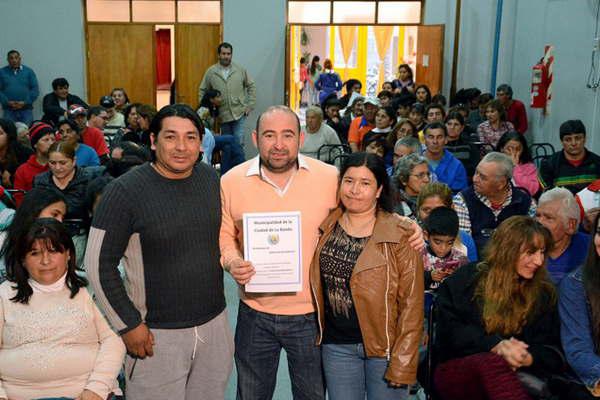 El intendente Mirolo entregoacute escrituras de terrenos a treinta familias del barrio Sarmiento