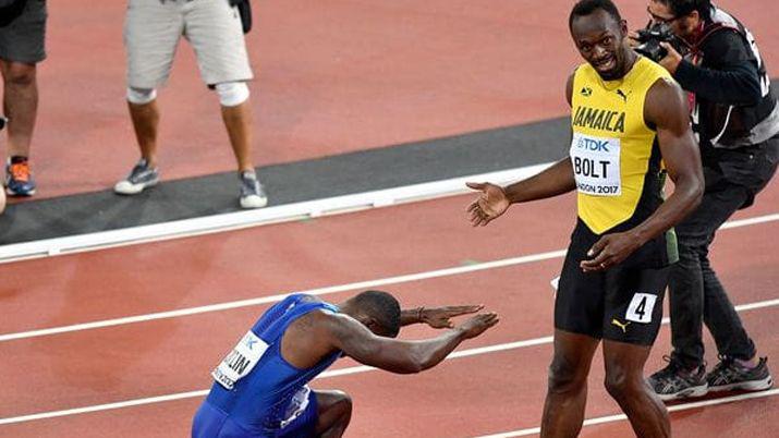 La foto del antildeo- Gatlin rendido a los pies de Bolt