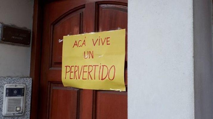 Escracharon la casa del hombre acusado de maacutes de 2000 abusos