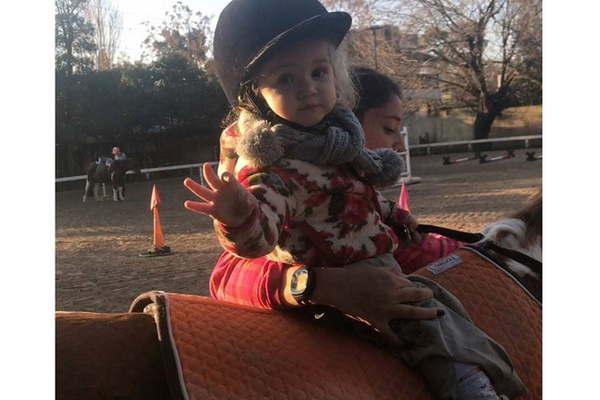 Malaika la mini jinete preferida de Zaira Nara  