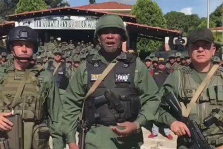 El comandante general del Ejército mayor general Jes�s Su�rez Chourio al dar a conocer que fue sofocado el levantamiento