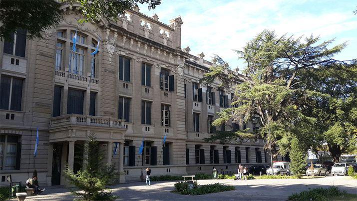 Amenazaron a los compantildeeros de la menor que se disparoacute en clase