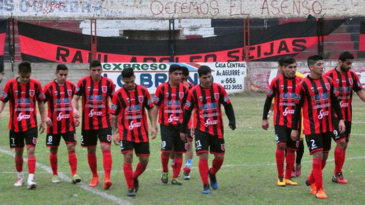 Comercio sufrioacute una duriacutesima goleada ante Policial en Catamarca