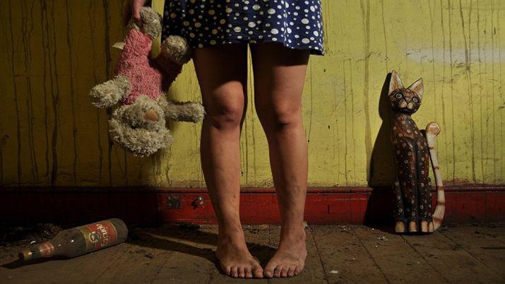 Una nena de 11 antildeos fue violada en su casa por su tiacuteo