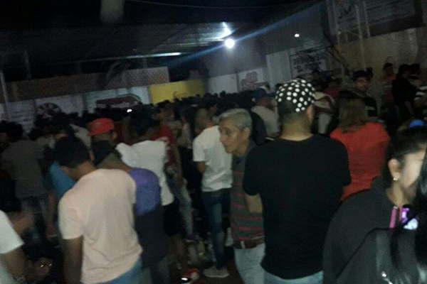 Desalojan a centenar de menores de una fiesta donde dejaban ingresar bebidas alcohoacutelicas