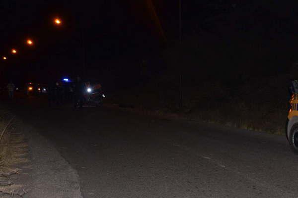 Derrapoacute la moto en la que viajaba salioacute despedida y murioacute en el acto