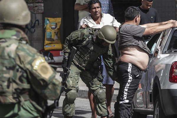 El presidente Temer remarcoacute que las tropas del Ejeacutercito permaneceraacuten en Riacuteo de Janeiro hasta 2018