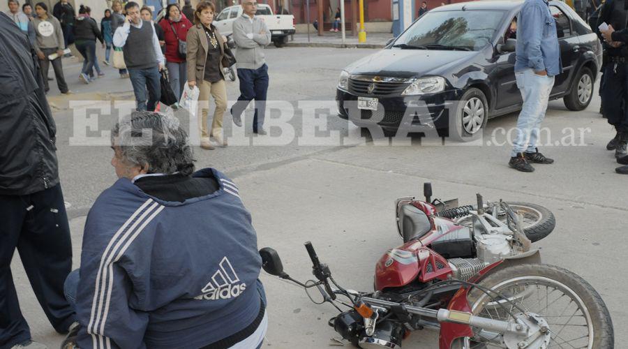 Colisioacuten entre un auto y una moto en Av Belgrano