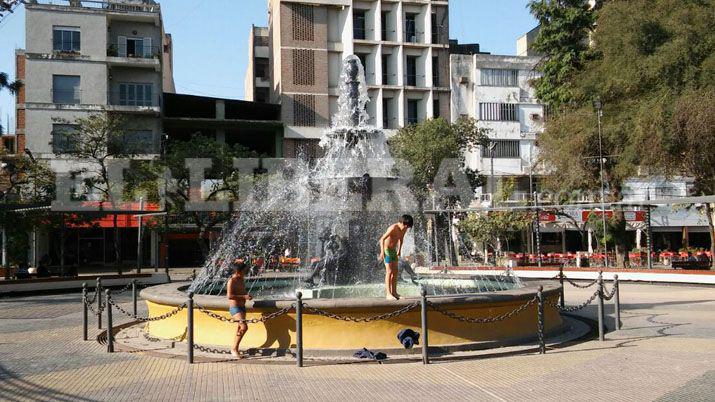 Que calor Y si nos metemos en la fuente