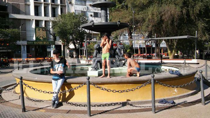 Que calor Y si nos metemos en la fuente