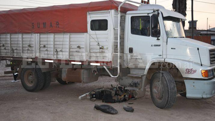 Motociclista sufrioacute heridas al chocar con un camioacuten