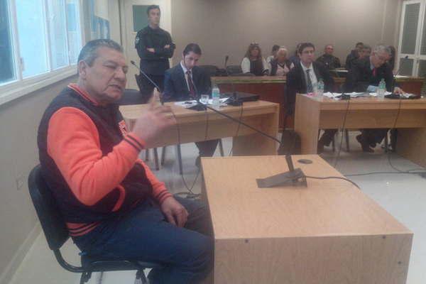 Lo juzgan por asesinar a puntildealadas a su hijo en una rintildea de gallos y hoy declara toda la familia