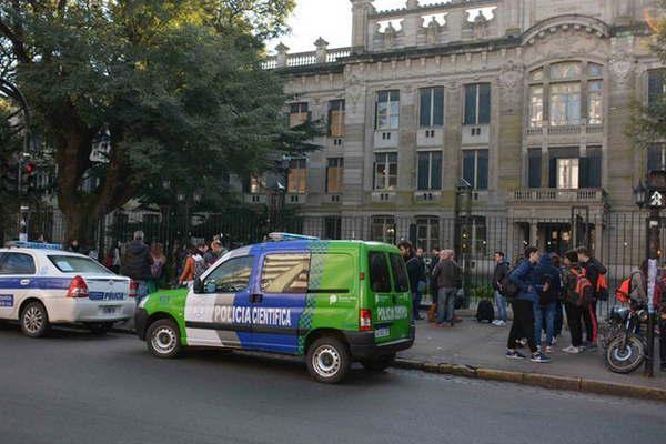 Murioacute la alumna que se disparoacute con un revoacutelver en el aula