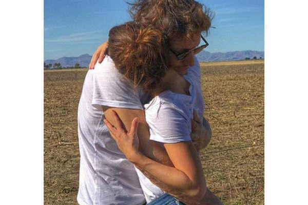Nico Vaacutezquez romaacutentico con su mujer en el campo