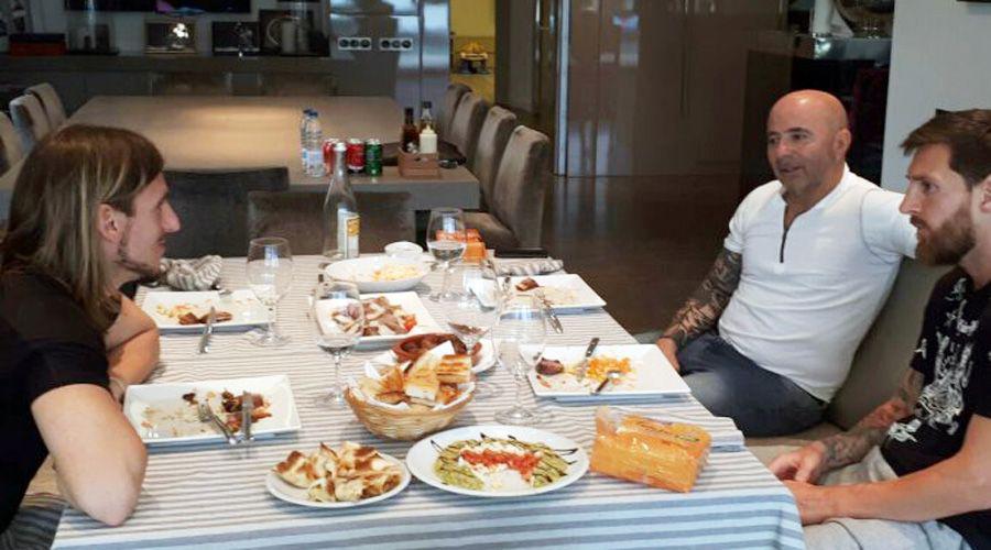 Messi recibioacute en su casa a Sampaoli y Beccacece