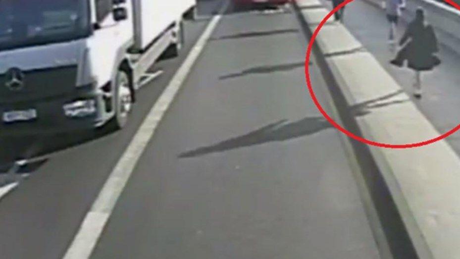 Video- Un corredor empujoacute a una mujer a las ruedas de un colectivo