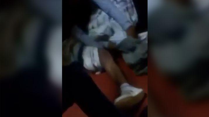 El horror- la violaron entre 5 y lo transmitieron por Facebook