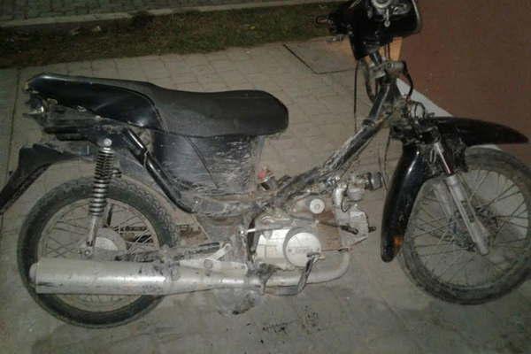 La moto estaba abandonada (Foto- Archivo)