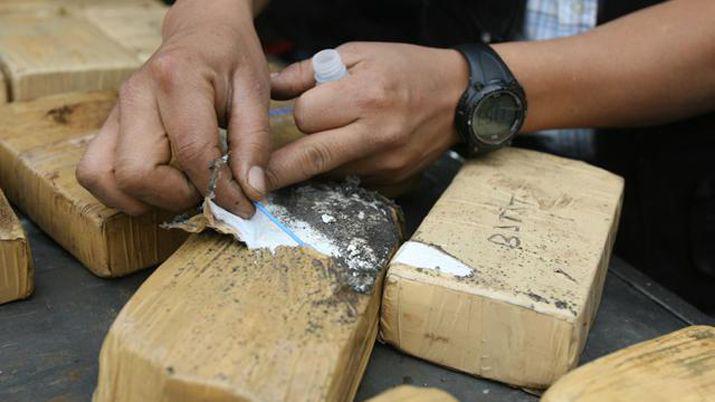 Encuentran ladrillos de cocaiacutena en una mochila que estaba tirada