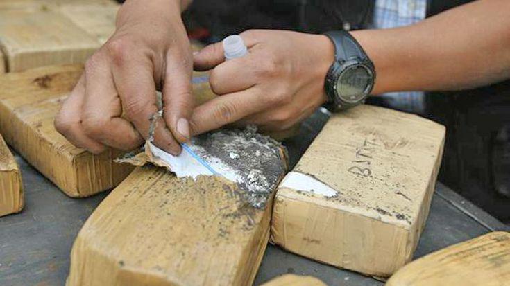 Descubren dos ladrillos de cocaiacutena en un puesto de control en la ruta 16