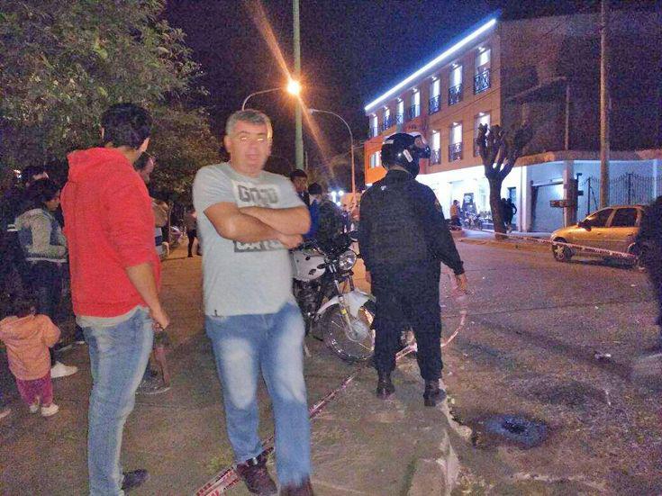 Dos motochorros chocaron violentamente contra un auto cuando huiacutean de la policiacutea