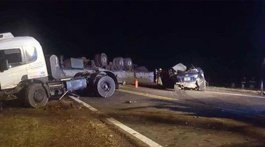 Cuatro muertos tras chocar dos camiones y un auto