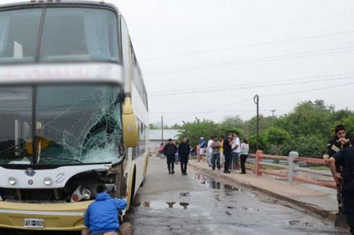 Un adolescente murioacute al estrellar su moto contra un colectivo