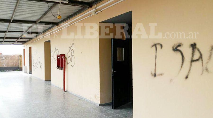Indignacioacuten por pintadas en colegio secundario de Antildeatuya