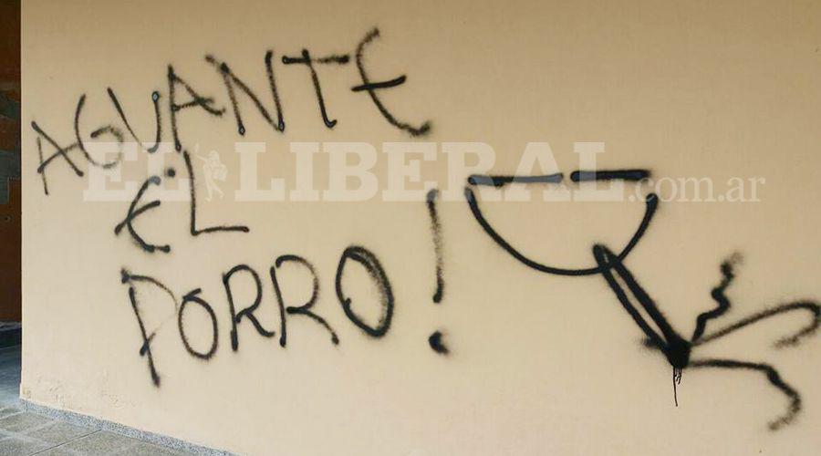 Indignacioacuten por pintadas en colegio secundario de Antildeatuya