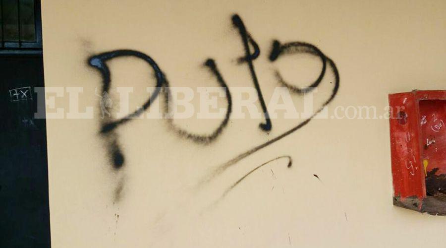 Indignacioacuten por pintadas en colegio secundario de Antildeatuya