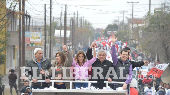 La caravana del triunfo recorre las calles santiagueñas