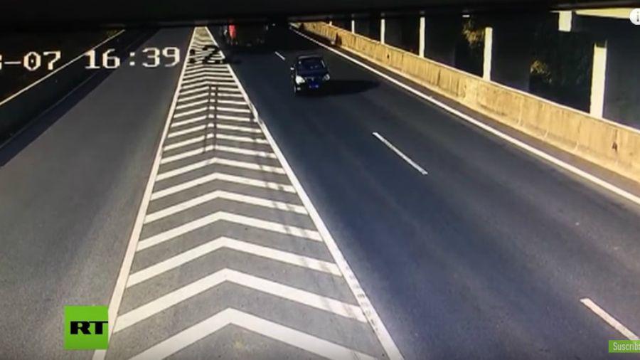 Video- Camioacuten imbiste a un auto y lo deja suspendido a 50 metros de altura