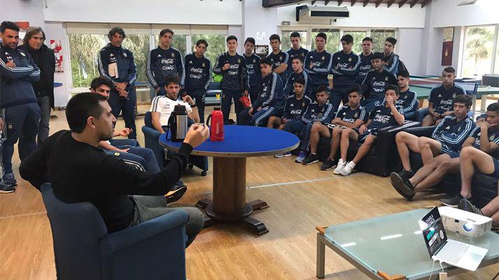 Riquelme dio caacutetedra ante los juveniles de la Seleccioacuten Argentina