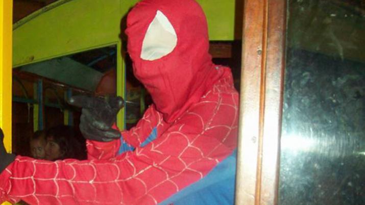 El Hombre Araña se sumó a la Caravana del Triunfo