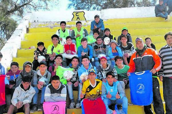 El Gobierno de la provincia entregoacute elementos deportivos al Club Clodomira