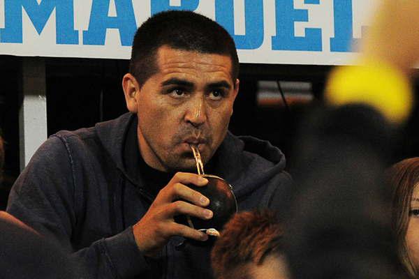 Riquelme apoyoacute la vuelta de Carlos Teacutevez