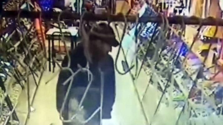 Santiago Maldonado habriacutea sido filmado en un comercio de Entre Riacuteos