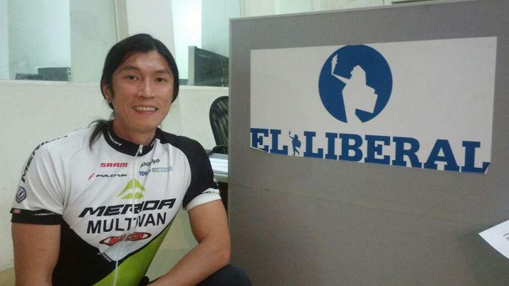 Jacky Chen recorre el mundo en bicicleta y ahora estaacute en Santiago