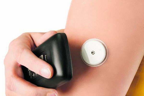 Ahora los diabeacuteticos podraacuten medir su glucosa sin pincharse el dedo