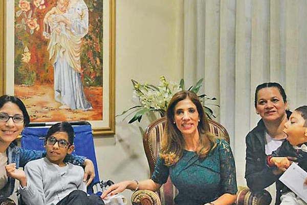 Titiacute Veacutelez y Exequiel Toloza con sus madres visitaron a la gobernadora 