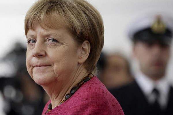 La aprobacioacuten de la imagen de Merkel cayoacute 10-en-porciento- en las encuestas por el dieselgate que involucroacute a VW