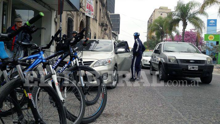 Colectivo chocoacute a un auto y la puerta atrapoacute la mano del conductor cuando descendiacutea