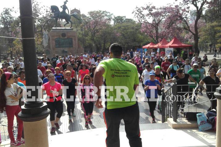 Numerosas vecinas de esta Capital y de la ciudad de La Banda asistieron a la Master Class que se hizo en la Plaza Libertad