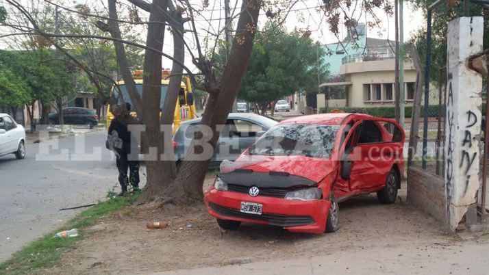 Fuerte colisión entre autos terminó con heridos graves