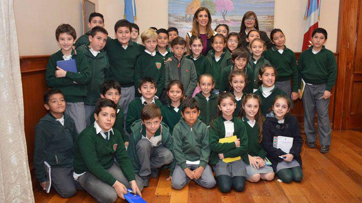 Alumnos del colegio Hermas de Bruijn visitaron a la Gobernadora