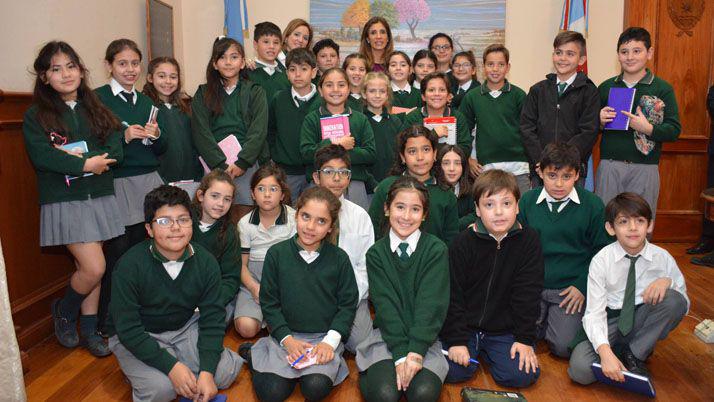 Alumnos del colegio Hermas de Bruijn visitaron a la Gobernadora