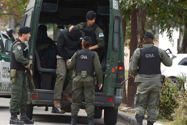 Caen dos sujetos que se conduciacutean en un auto a nombre de un narco detenido con 41 kg de droga