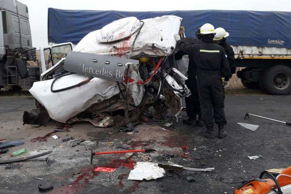 Violento choque entre dos camiones se cobroacute la vida de los conductores